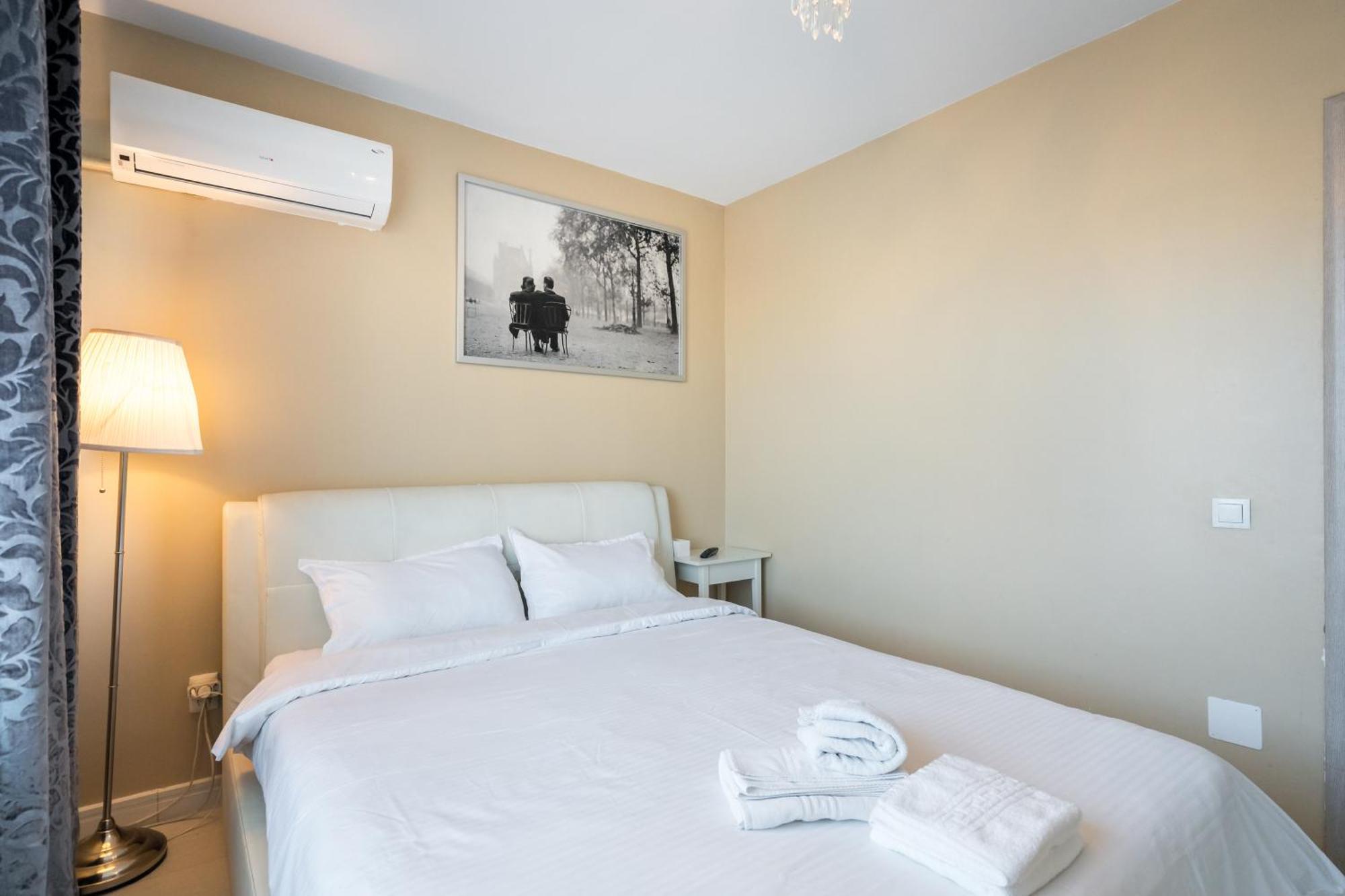 Magnificent Location With Iconic Scenery - Sala Palatului Bukares Bagian luar foto